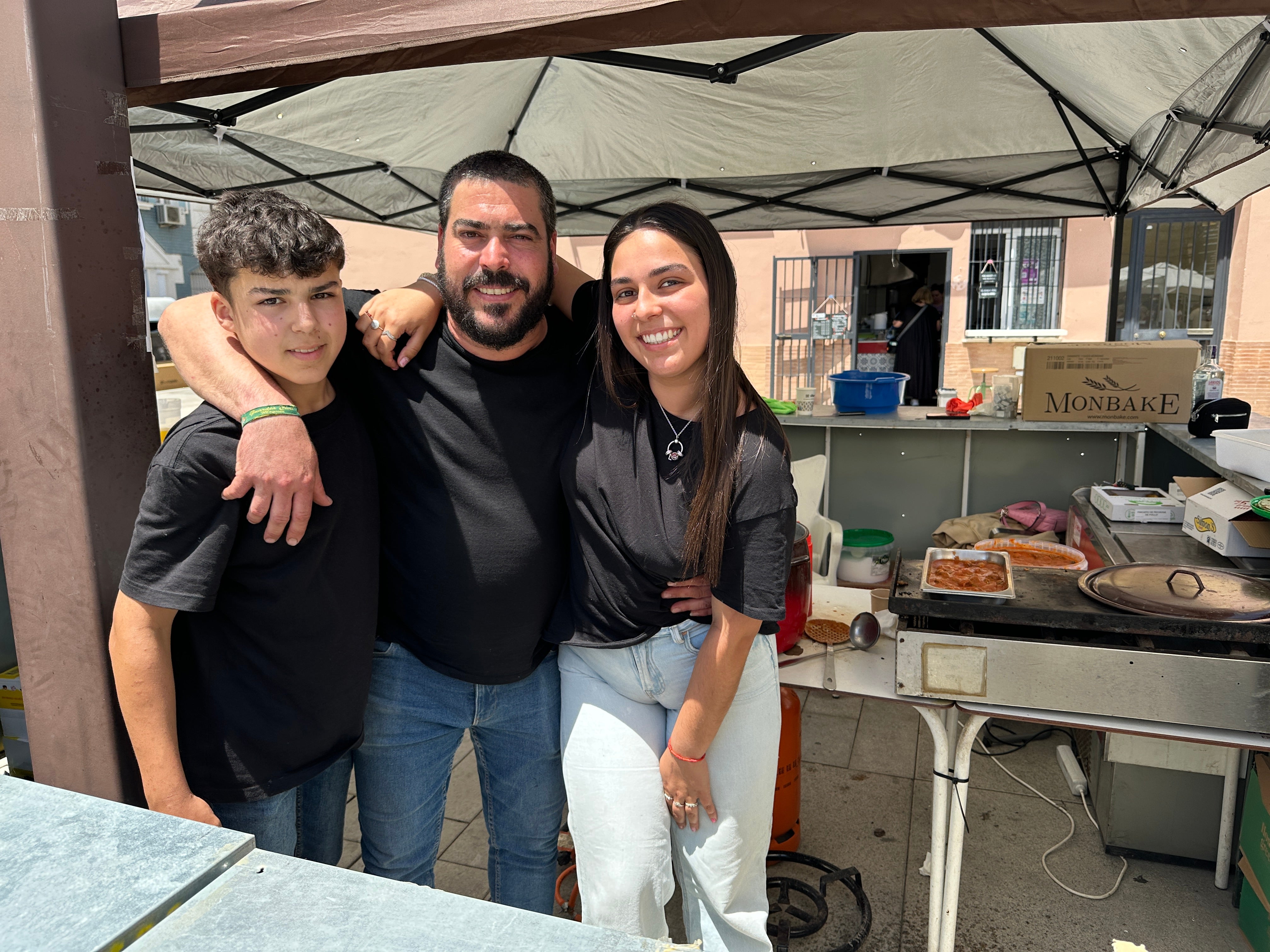 Imagen secundaria 2 - Arriba, una olla de caracoles listos para degustar en uno de los puestos de la feria. Sobre estas líneas, ambiente durante las primeras horas de la muestra gastronómica y la familia Infante tras el mostrador