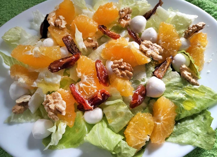 La ensalada ya sobre el plato