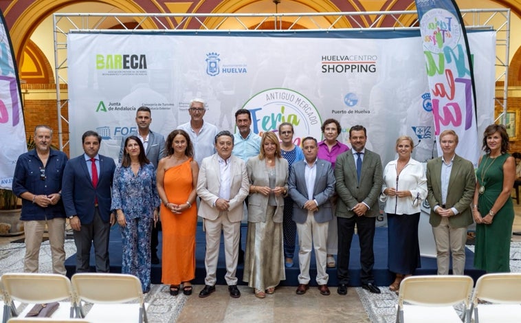 Imagen principal - Las autoridades en el pregón de la Feria de la Tapa a cargo de Mariano Peña en el Ayuntamiento y abajo la actuación de Juani Mora