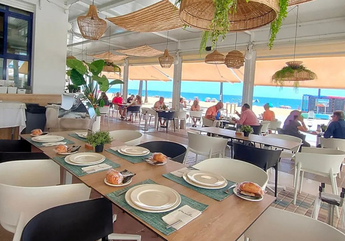 Terraza del Restaurante Macha La Antilla, junto a la playa; este lugar es uno de los mejores donde comer en Islantilla este verano