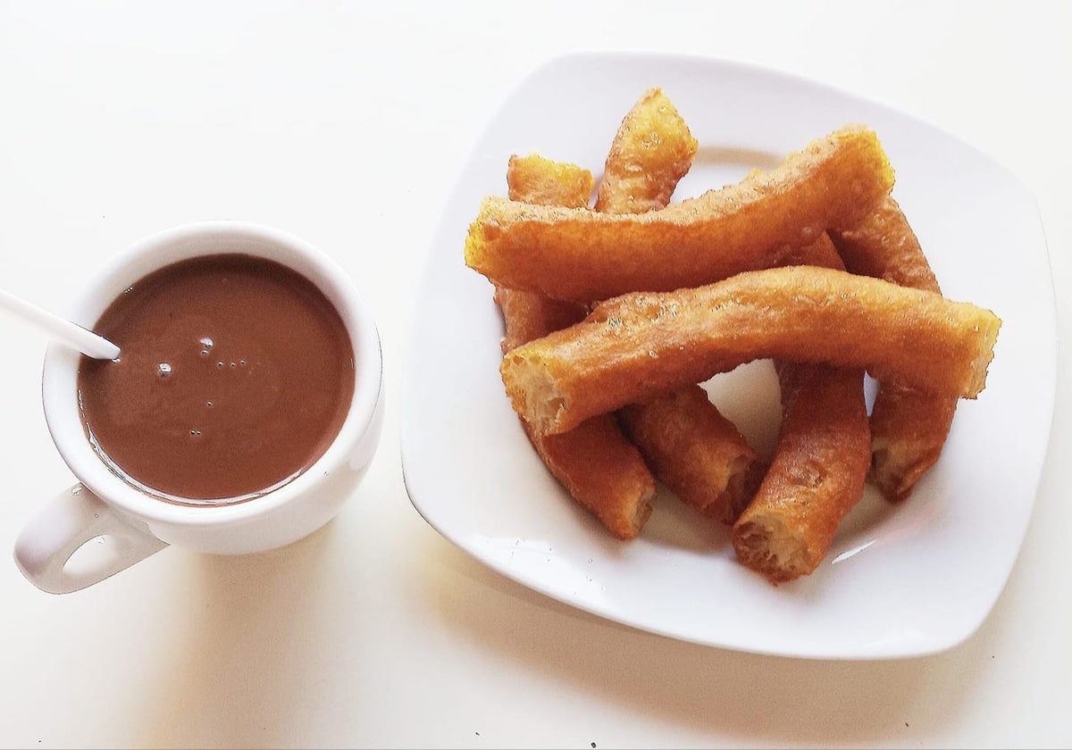 Churros con chocolate de la Churrería Los Calentitos, una de las mejores de Huelva