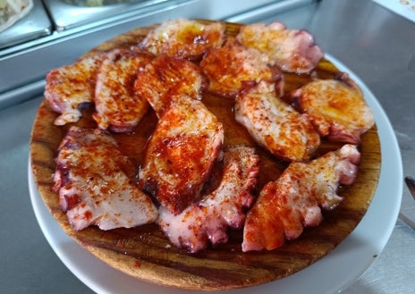 Imagen secundaria 1 - No todo es jamón: el mejor pescado de la Sierra de Huelva se come en este bar de Jabugo