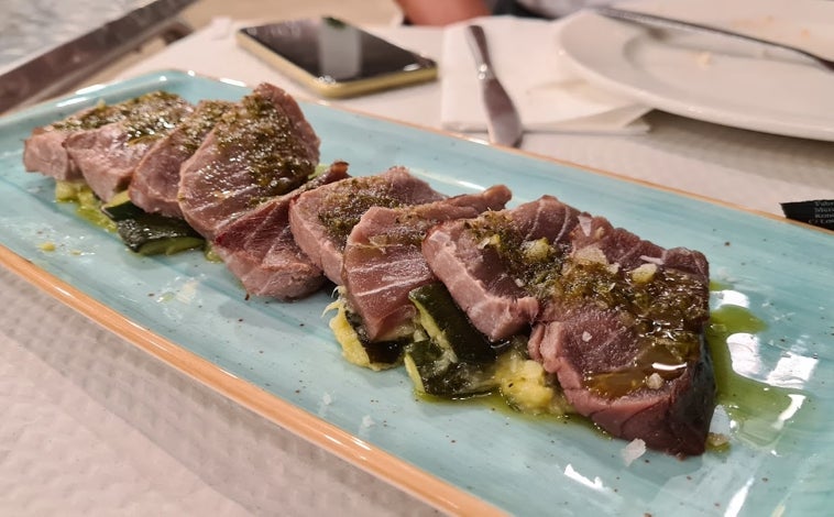 Imagen principal - El plato de atún que provoca peregrinaciones a la costa de Huelva se come en este bar