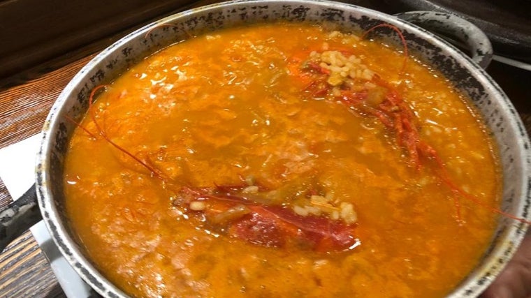 Arroz con bogavante cocinado en Restaurante Taberna Nino, en Mazagón