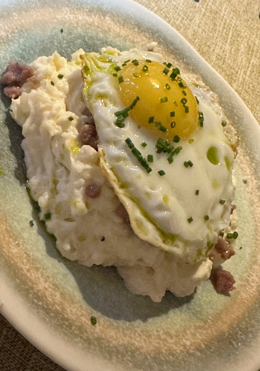 Uno de los entrantes más singulares es la ensaladilla con salchicha de Aroche y huevo frito