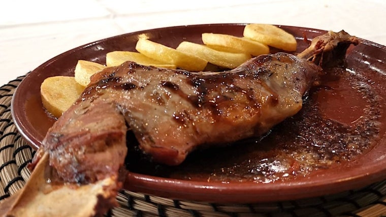 Plato de cordero al horno servido en El Paraíso de Gonzalo