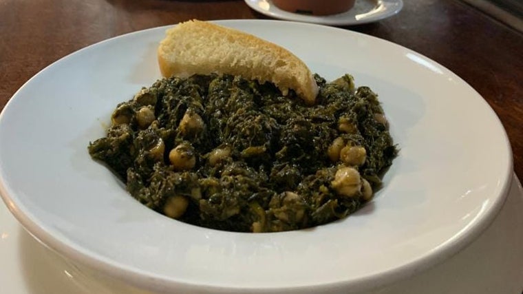 Plato de espinacas con garbanzos servido en el Restaurante Calviño «Casa A'poliña»