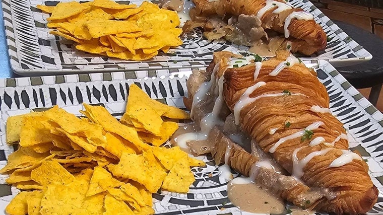 Plato de croissant relleno de solomillo al foie servido en el Bar Cosas Buenas