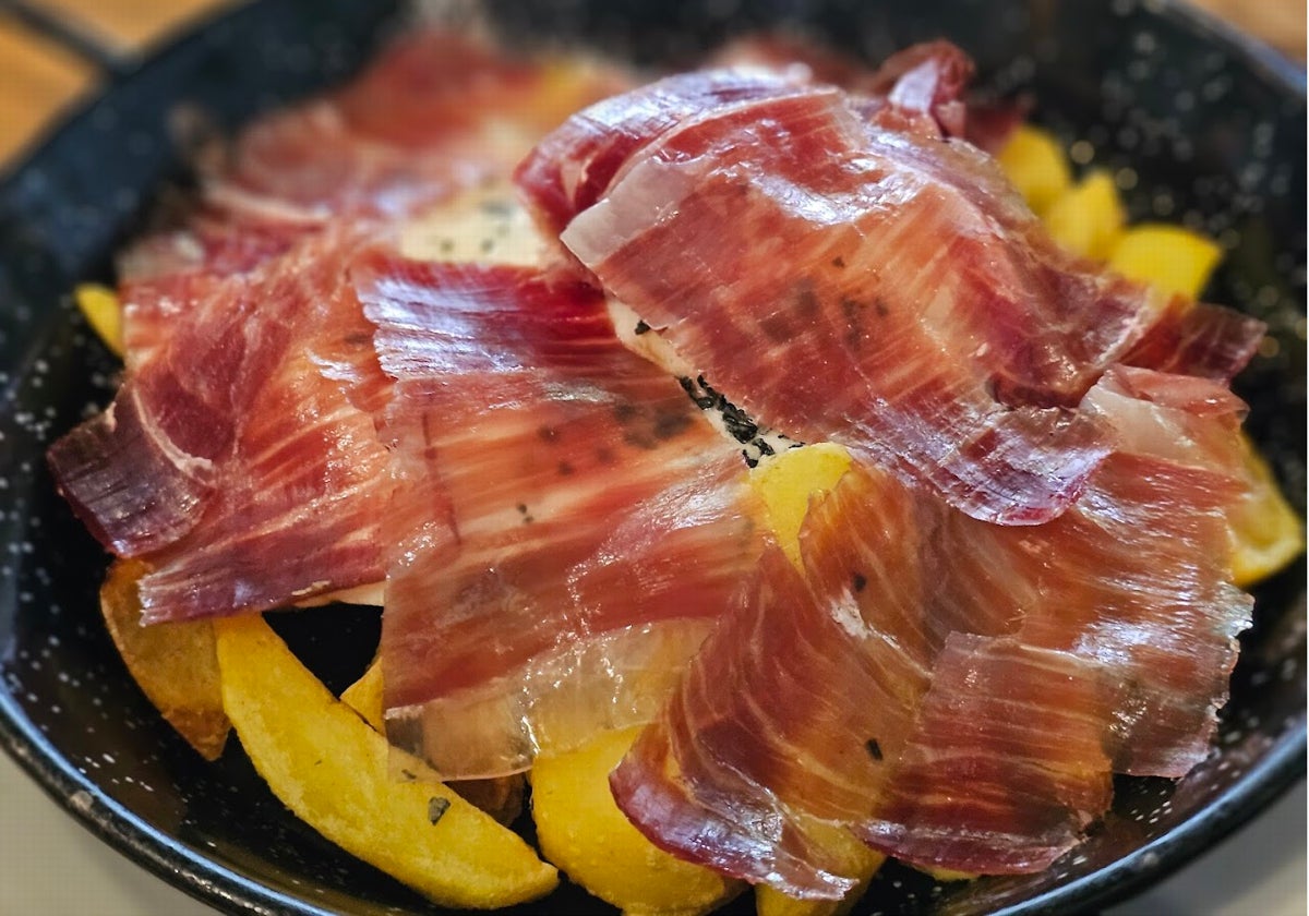 Plato de jamón, patatas y huevos fritos servido en el restaurante Montecruz, de Aracena, siendo este uno de los pueblos de Huelva en los que mejor se come, según los expertos gastronómicos