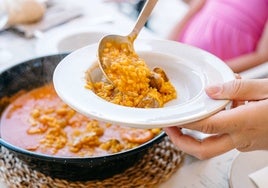 Plato de arroz a la marinera servido en el Chiringuito de Antonio, uno de los mejores sitios donde probar buenos arroces en la provincia de Huelva