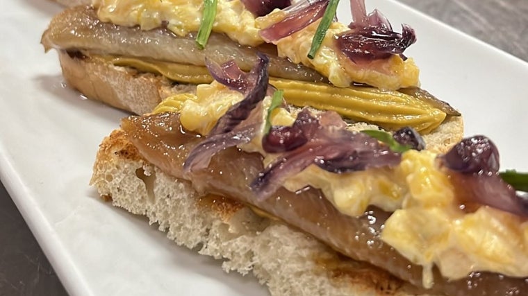 Tosta de sardina ahumada servida en Casa Carmelo