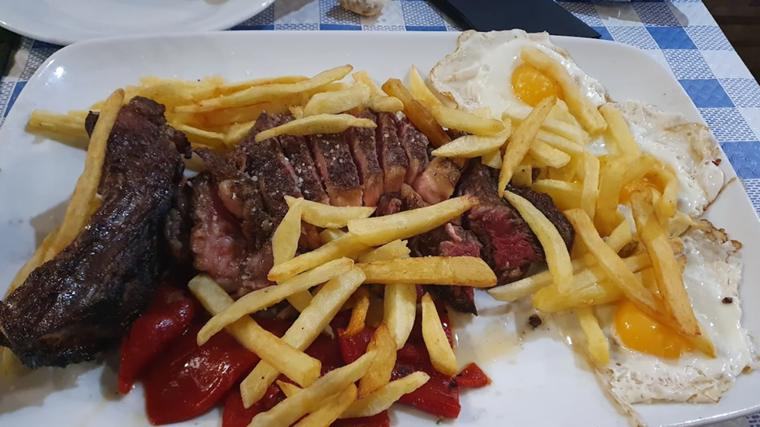 Plato de carne servido en el Asador los Vascos, en Isla Cristin