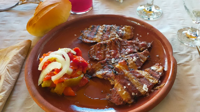 Plato de carne servido en Casa Carmelo, en Punta Umbría