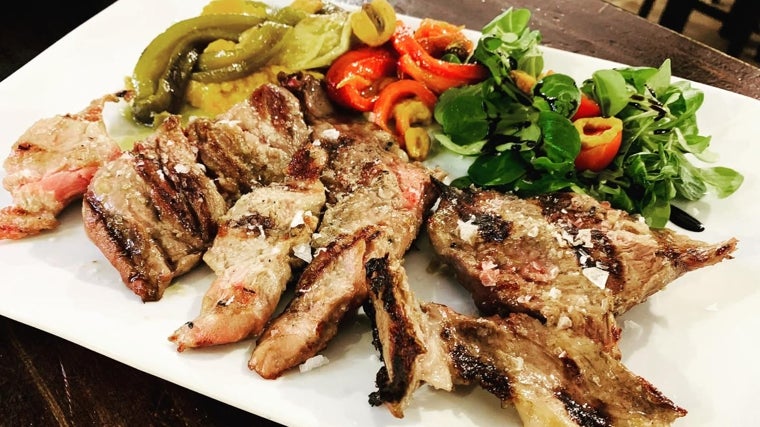 Plato de carne servido en el Restaurante Mesón Plumas