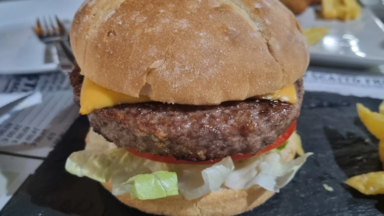 Hamburguesa servida en el Restaurante Casa Curro, de Matalascañas