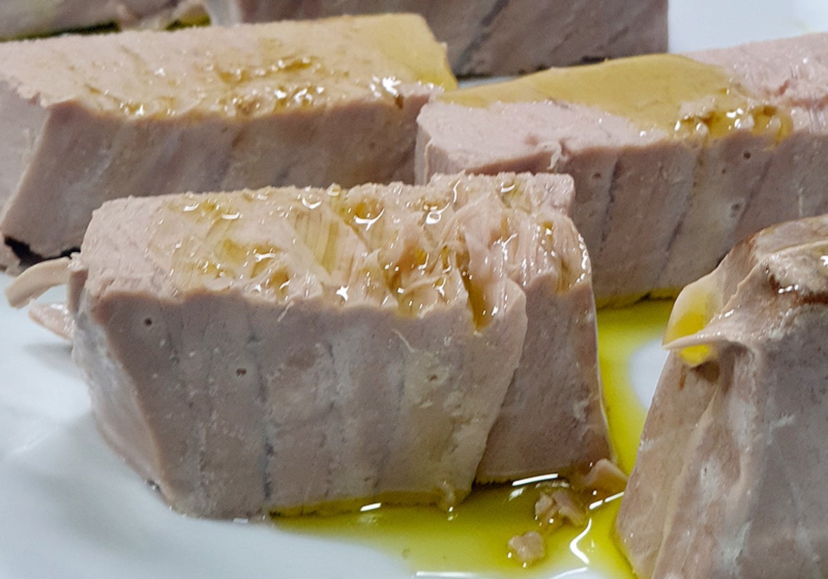 Taquitos de atún a baja temperatura, uno de los platos recomendados del restaurante Azabache, en Huelva