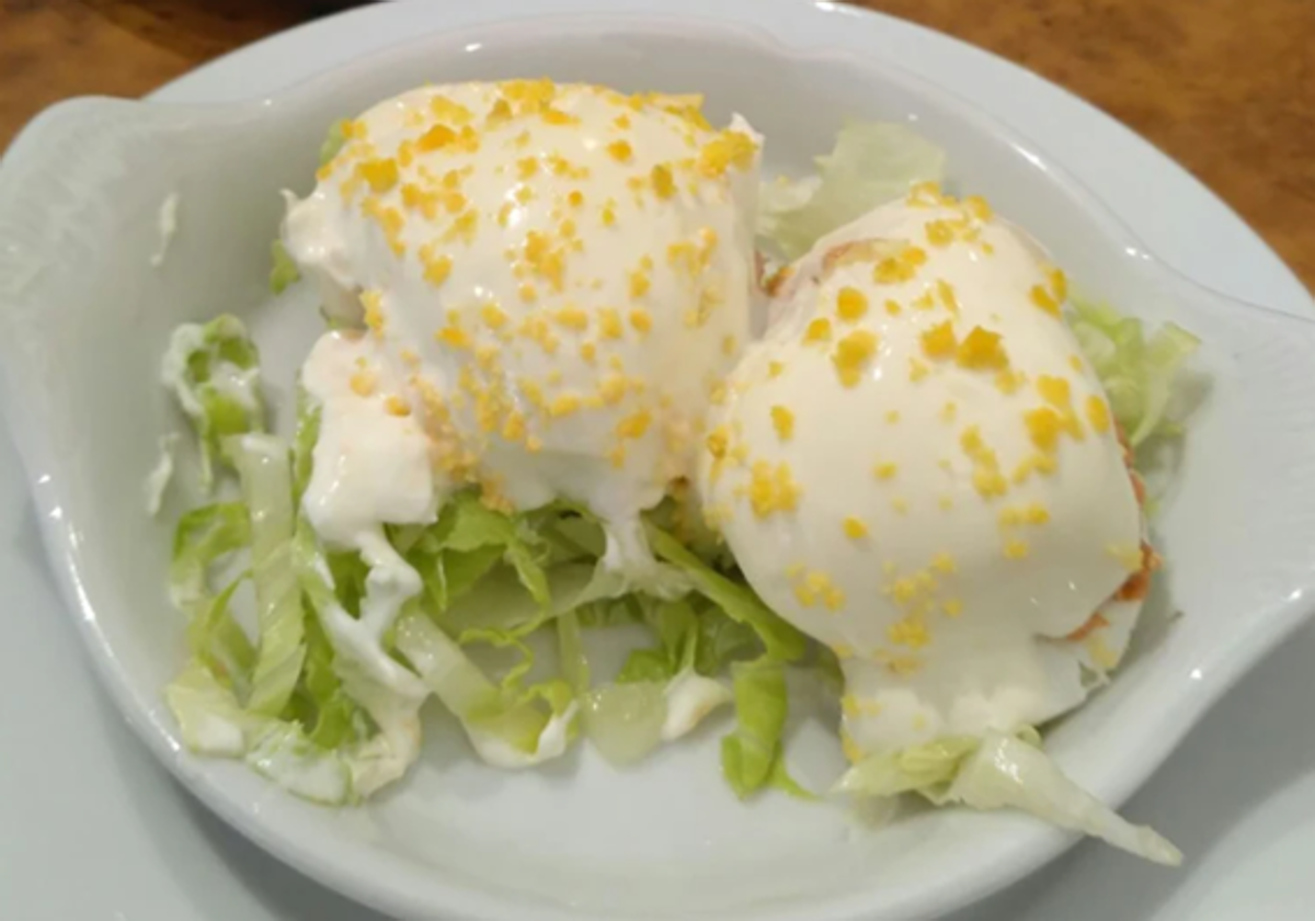 Huevos rellenos servidos en el restaurante Rocataliata