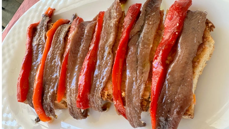 Anchoas sobre pan tostado con pimiento asado