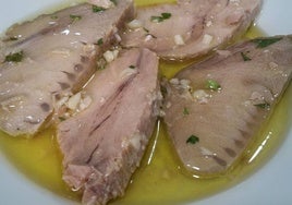 Plato de atún al ajillo servido en Agmanir, uno de los cinco lugares imprescindibles de la ruta de la tapa en Huelva