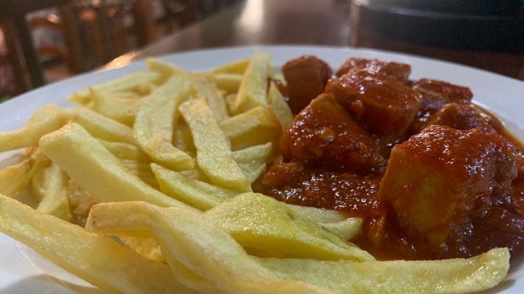 Plato de pez espada con tomate y patatas fritas servido en el Restaurante Calviño "Casa A'poliña"