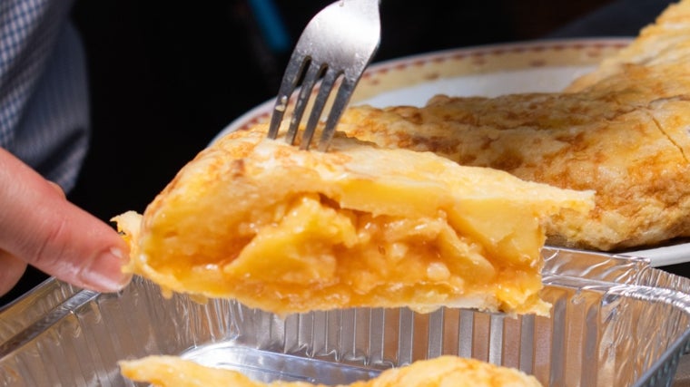Tortilla de patatas servida en el Bar Restaurante Juan José