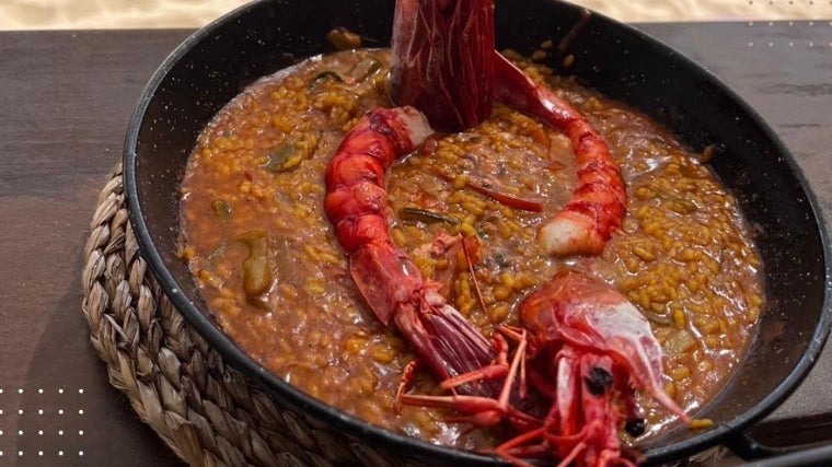 Arroz con bogavante servido en el Chiringuito Costa Colón