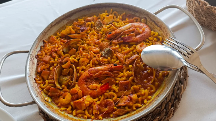 Plato de fideuá servido en Casa Diego