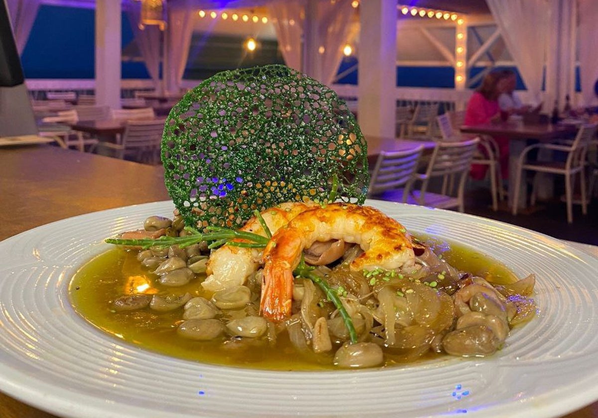 Plato de habas con gambas servido en el Chiringuito Costa Colón
