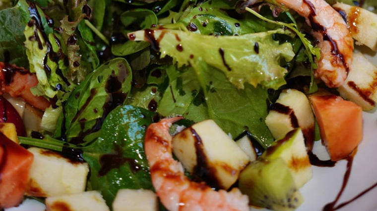 Ensalada servida en La Patera