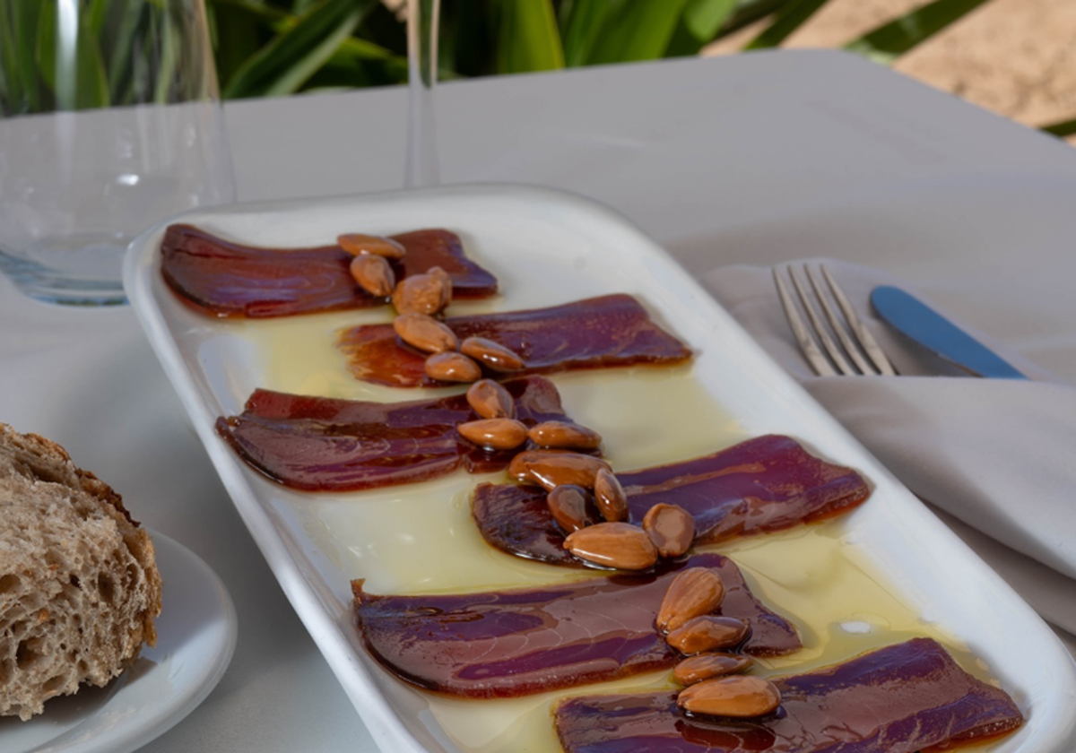 Plato de mojama servido en La Patera, uno de los mejores sitios donde comer en El Rompido