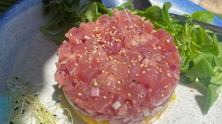 Tartar de atún servido en el Chiringuito La Culata