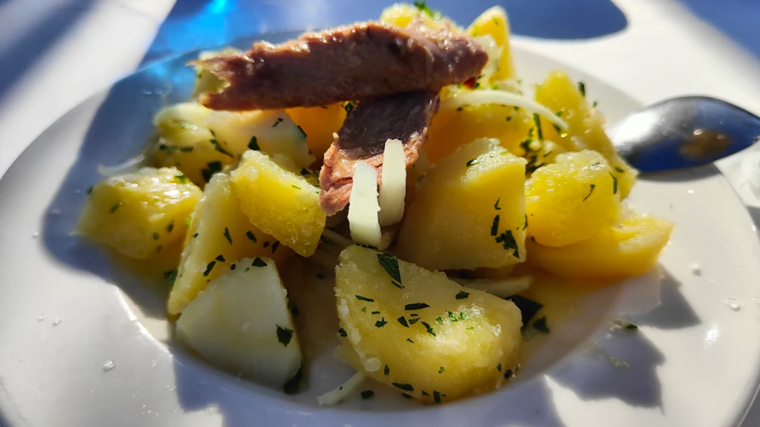 Plato de patatas aliñadas servido en El Tabla Beach Club