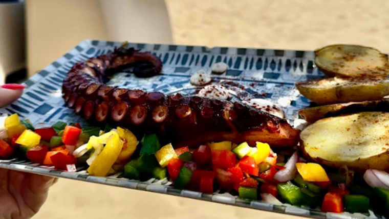 Pulpo con patatas y verduras servido en Alma Beach