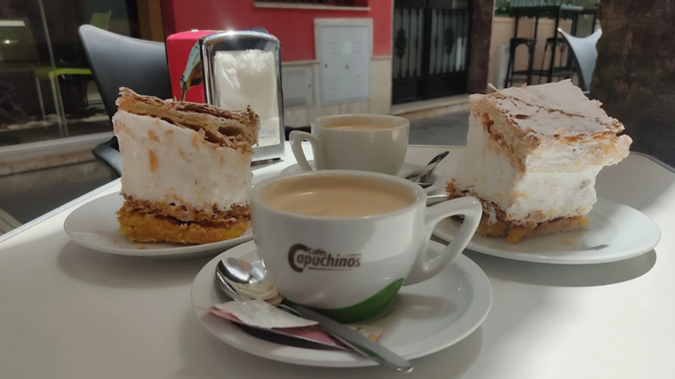Cafés y milhojas servidos en la heladería La Artesana
