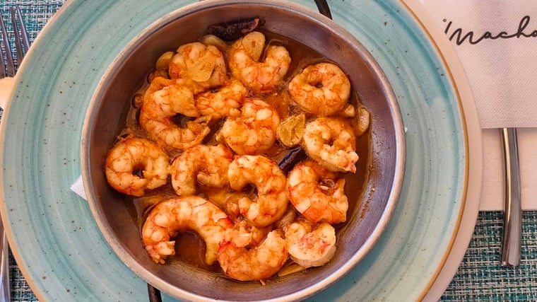 Plato de gambas al ajillo servido en el Restaurante Macha