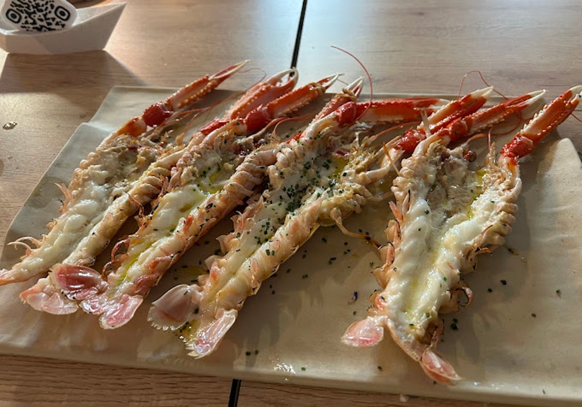 Cigalas al horno servidas en Mar de Leva, uno de los mejores sitios donde comer en Islantilla