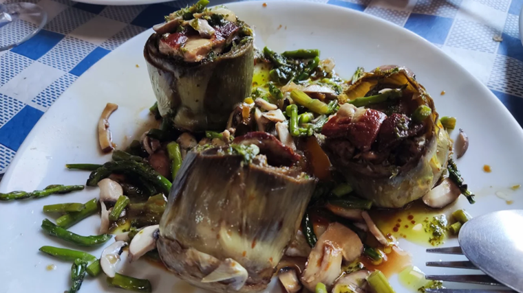 Plato de alcachofas con jamón servido en el Asador Los Vascos