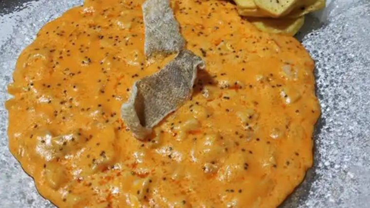 Plato de bacalao en crema de langosta servid en el Mesón El Gato