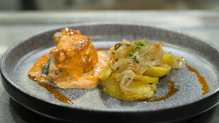 Plato de bacalao gratinado con alioli de pimientos del piquillo servido en La Sal