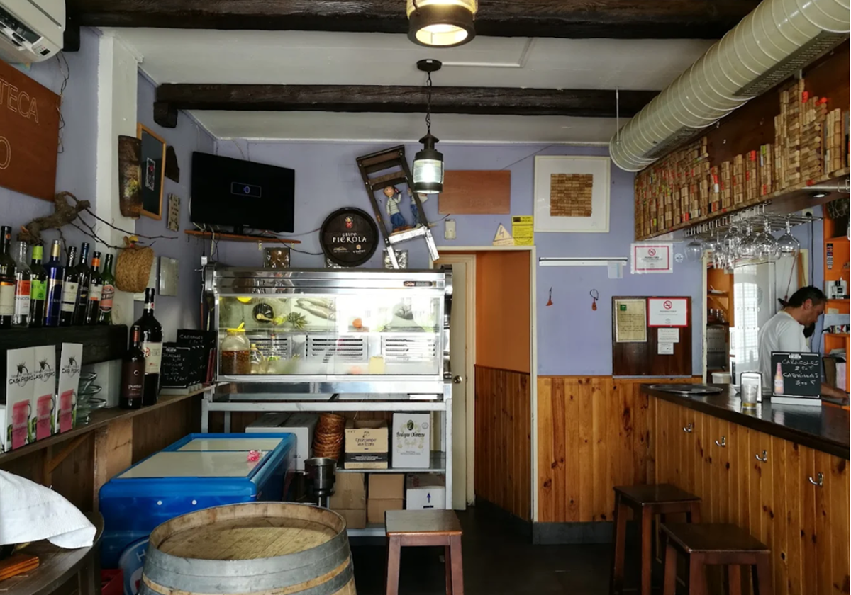 Interior de la taberna de la costa de Huelva a la que tienen que ir los amantes del vino