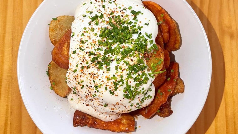 Patatas bravas servidas en Ddiez Gastrobar