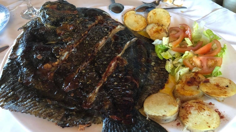 Plato de rodaballo con guarnición servido en el Restaurante La Rana