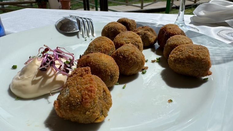 Plato de croquetas servido en el Restaurante Aires de Doñana