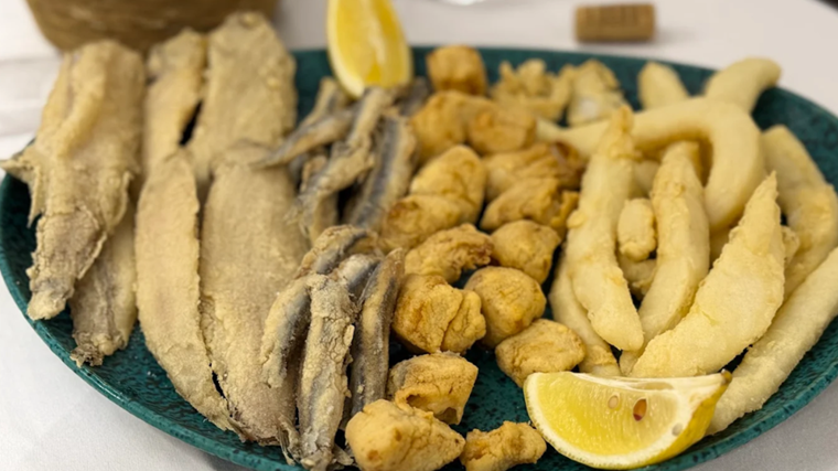 Plato de pescado frito servido en el Restaurante Toruño