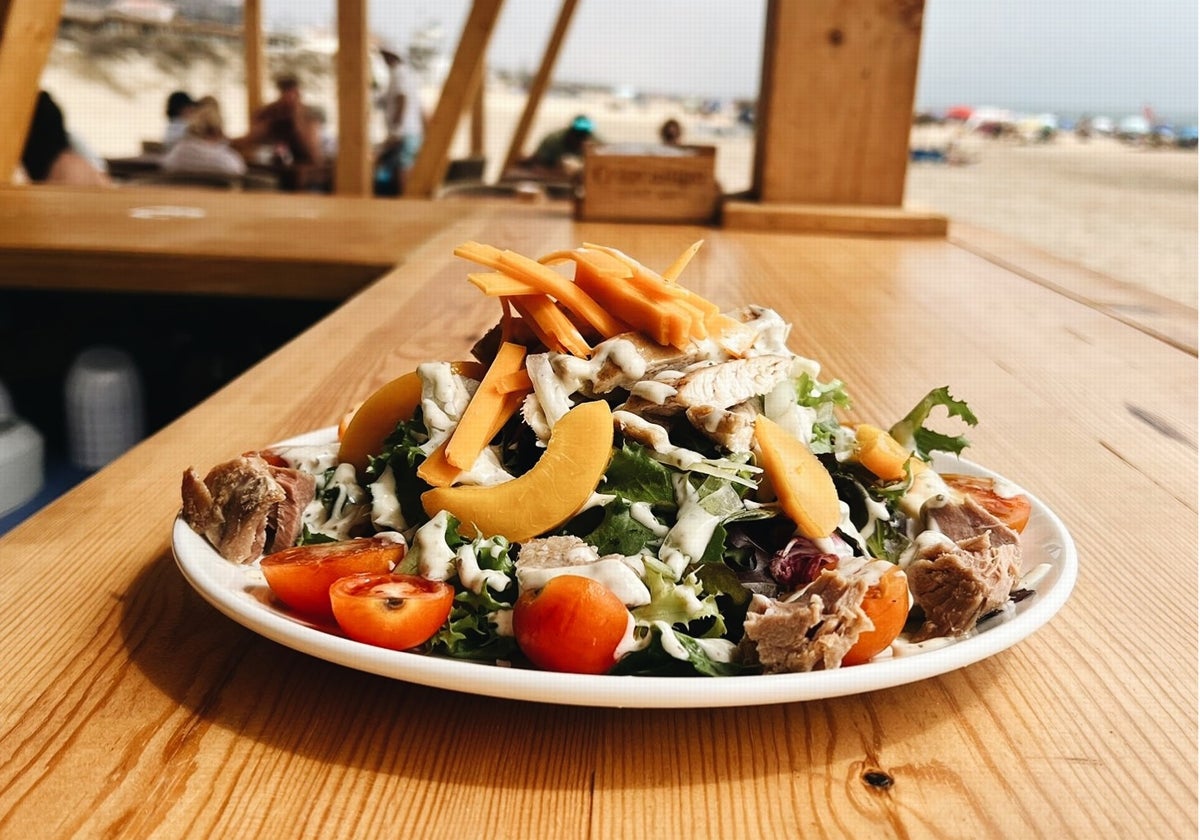 Ensalada servida en la barra del Restaurante Chiringuito Camarón, uno de los que hay que ir en Punta Umbría antes de que termine el verano