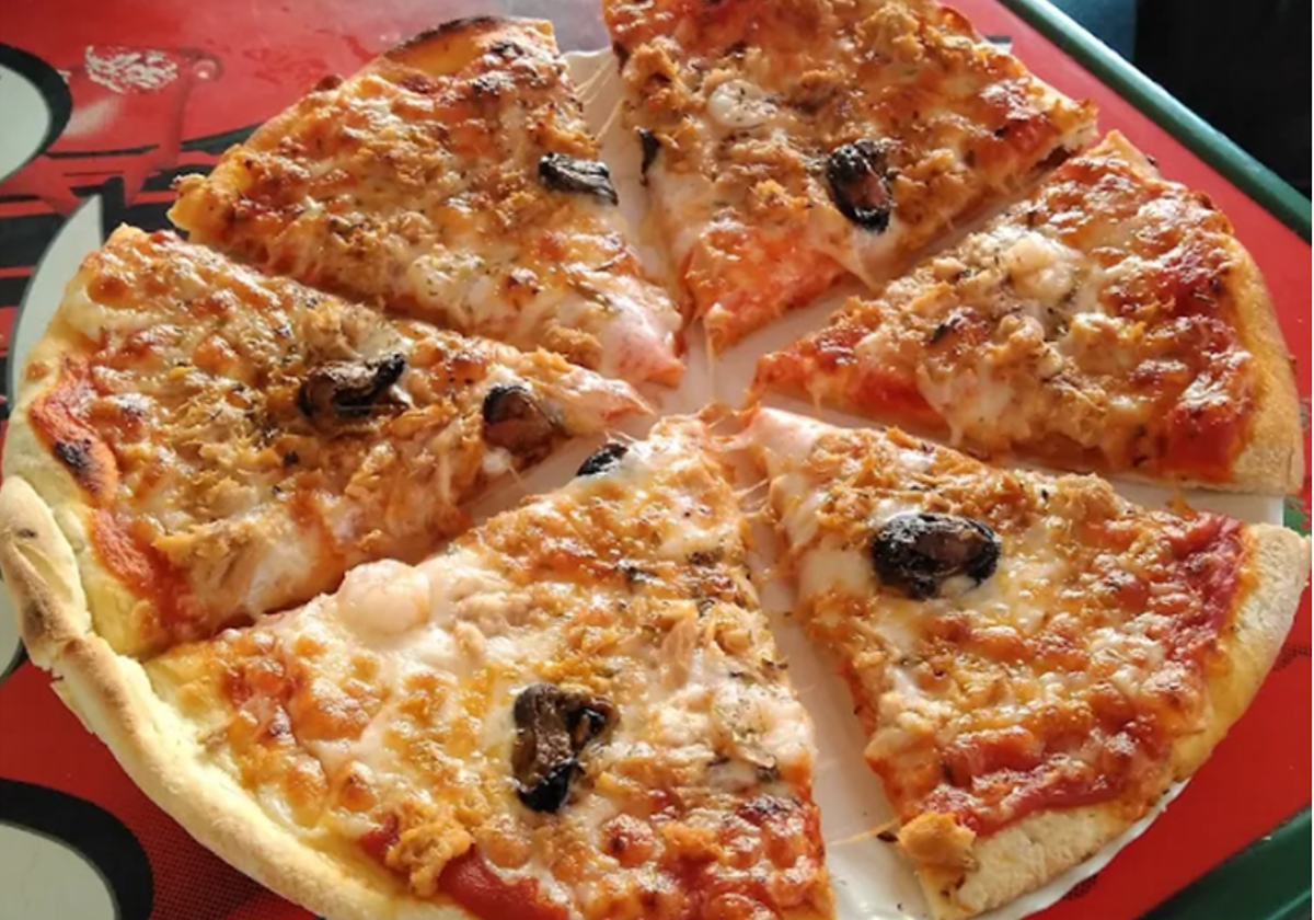 Imagen de una de las pizzas que sirven en la pizzería de la costa de Huelva que tiene un Solete Repsol
