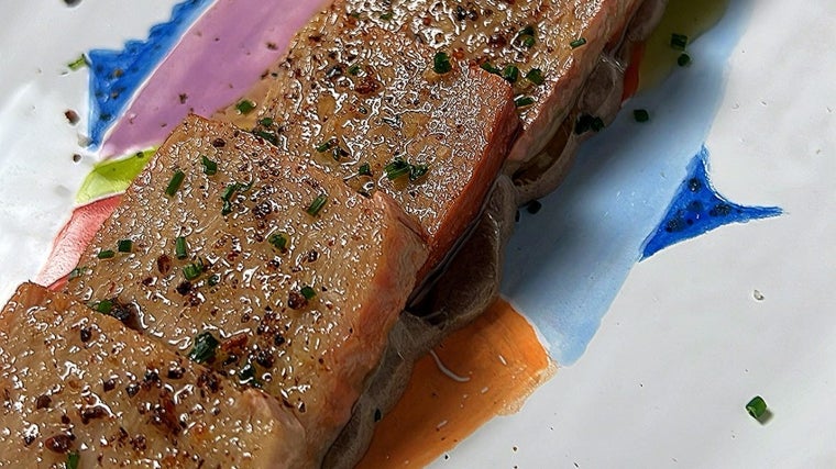 Plato de Ventresca atún ahumado sobre mahonesa de ajos negros servido en Casa Rufino