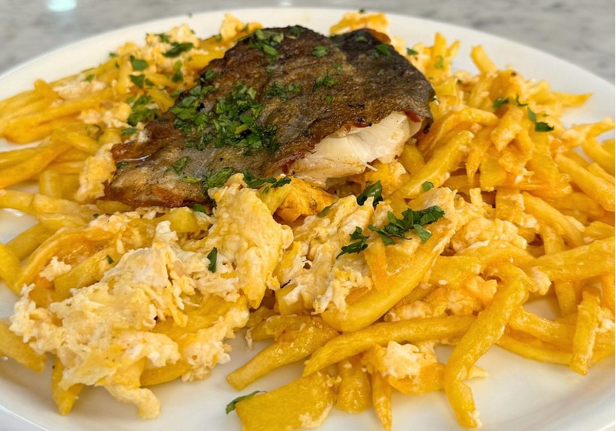 Revuelto de bacalao servido en el Restaurante Isla Bacuta, uno en los que se come bien y barato en Huelva capital