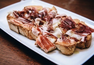 Esta taberna de Huelva es un templo de la chacina ibérica y las carnes: «Nada más entrar ya huele a jamón»