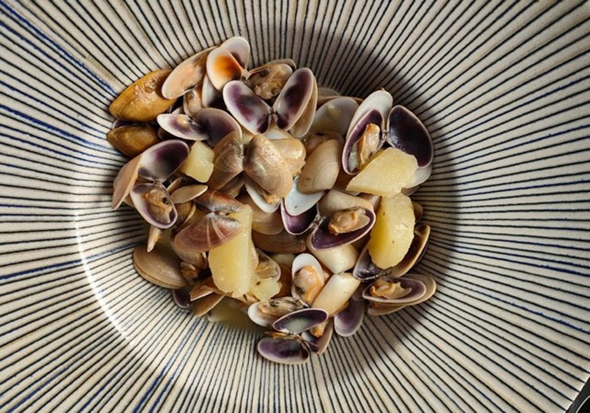 Estas son las coquinas con mantequilla de trufa que han hecho famoso a un restaurante de El Rompido